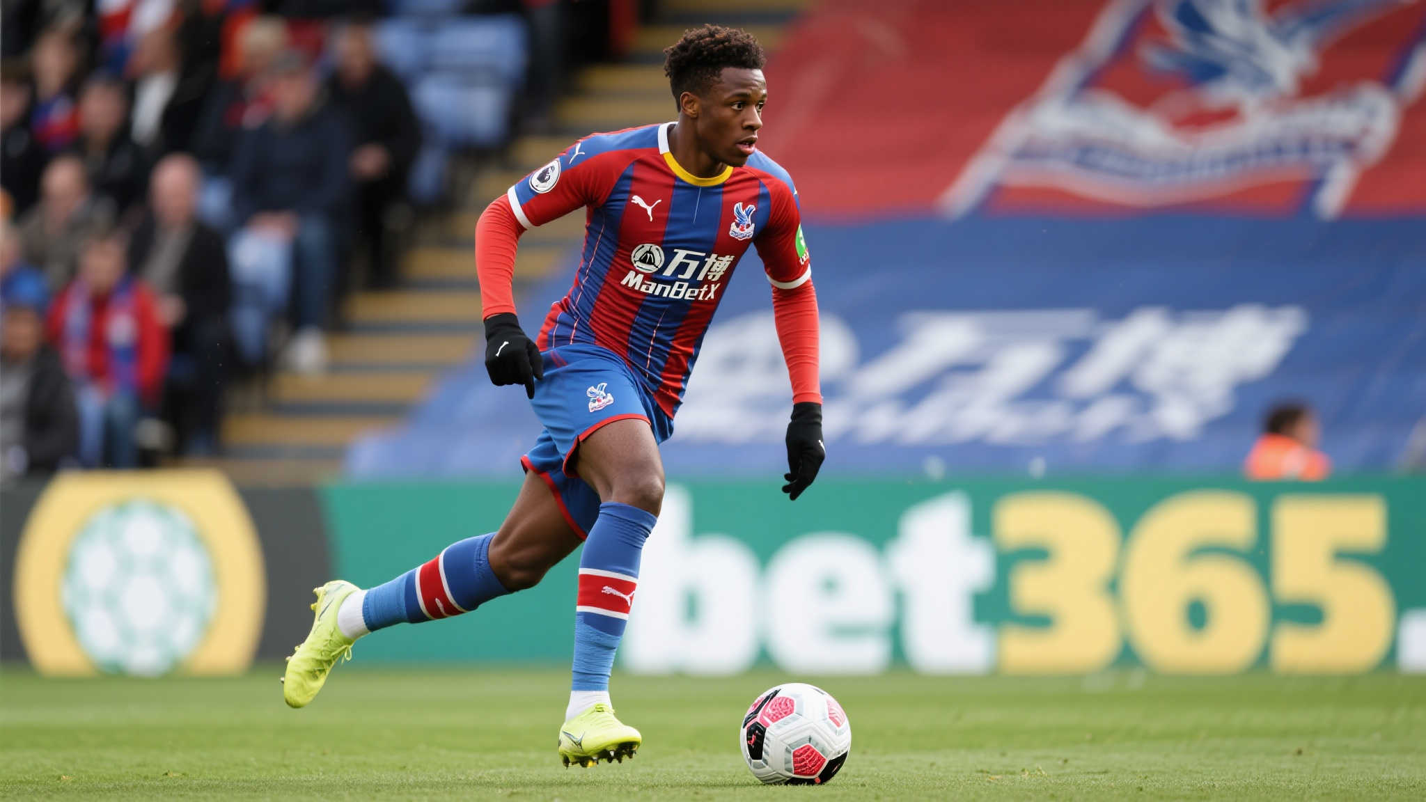 热刺看中埃泽,水晶宫同意6000万镑分期付款解约方案 自加盟水晶宫以来,22岁的年轻攻击型中场——埃贝雷