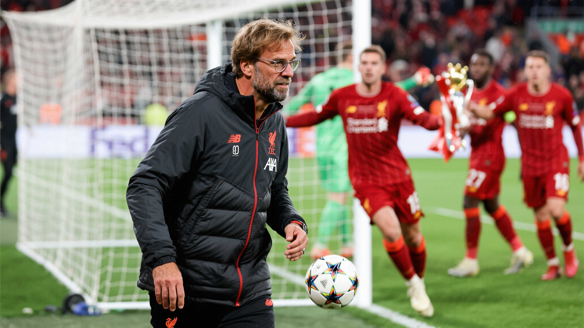 同时，与之形成鲜明对比的是利物浦主教练克洛普。他提